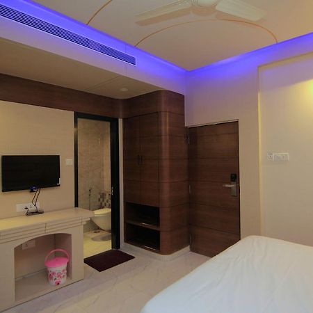 שירדי Hotel Sai Dharam Palace מראה חיצוני תמונה