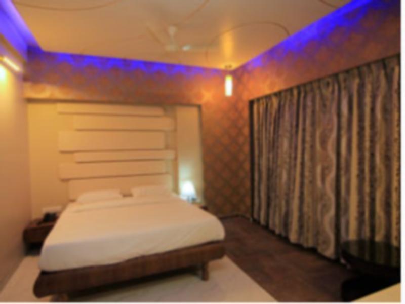 שירדי Hotel Sai Dharam Palace מראה חיצוני תמונה