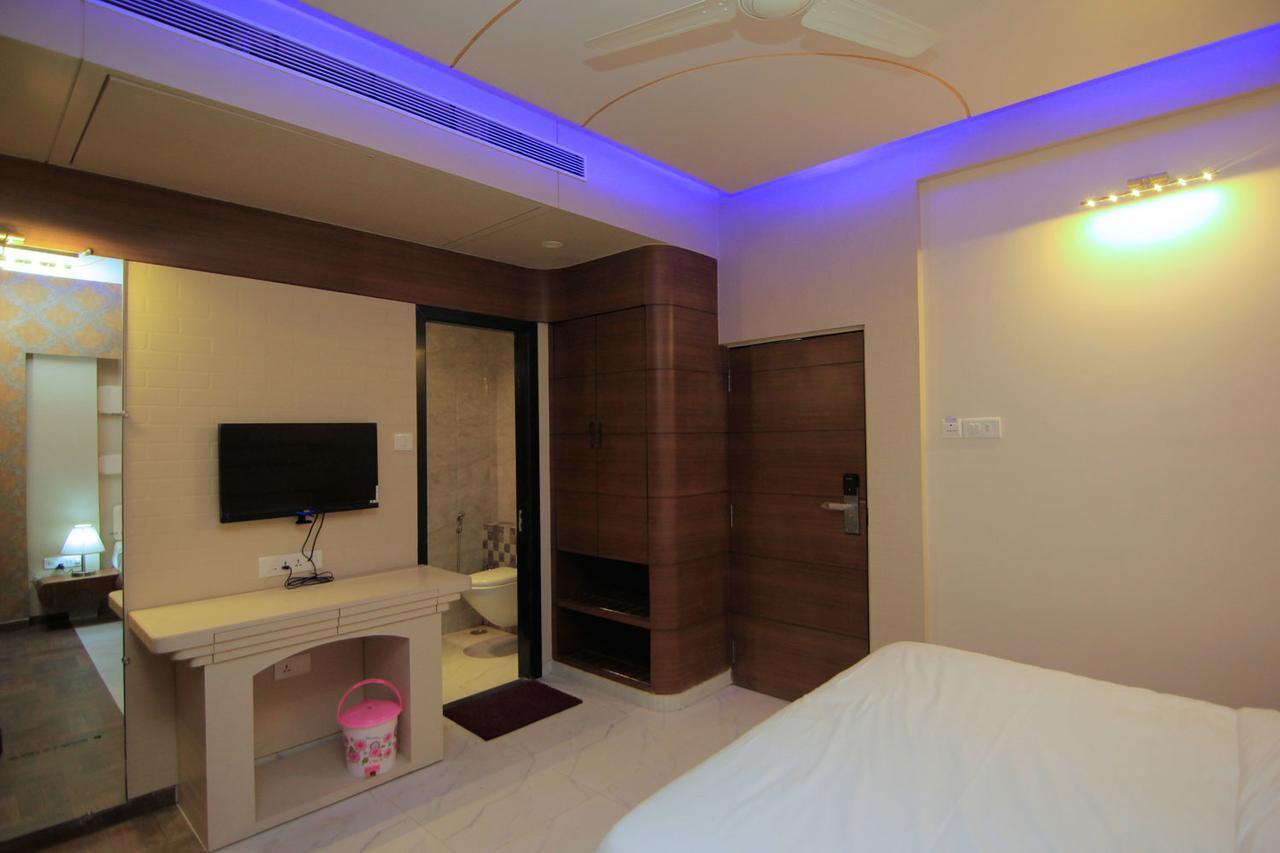 שירדי Hotel Sai Dharam Palace מראה חיצוני תמונה