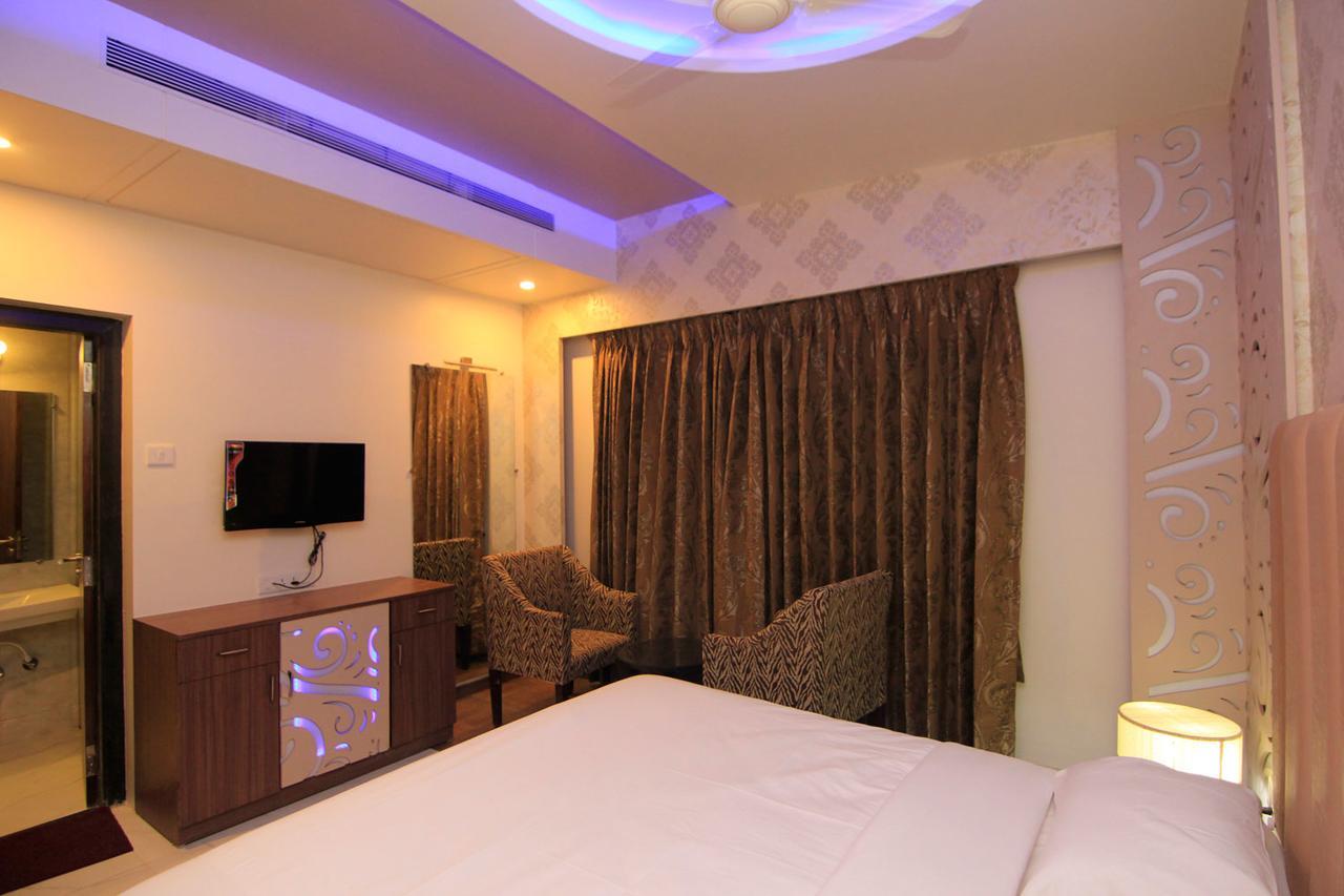 שירדי Hotel Sai Dharam Palace מראה חיצוני תמונה