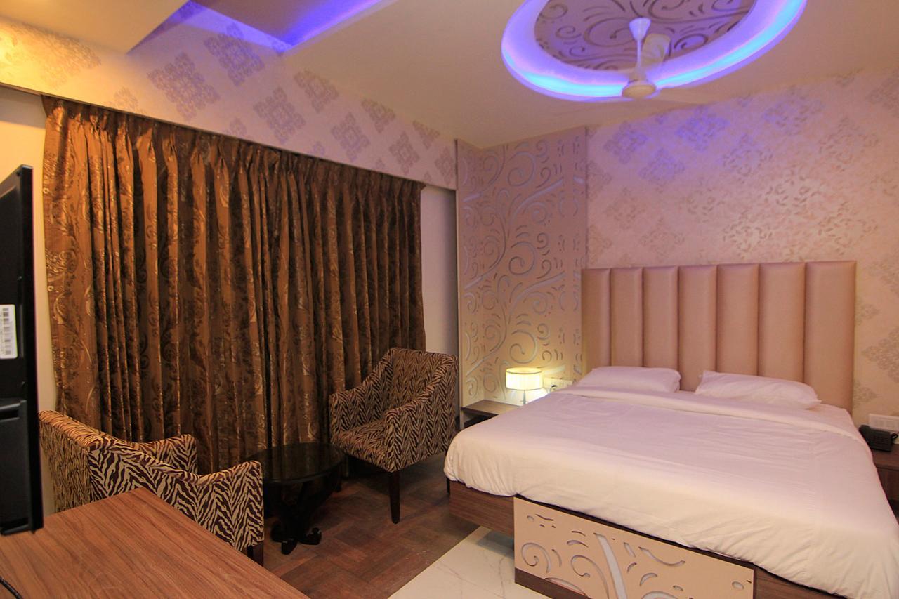 שירדי Hotel Sai Dharam Palace מראה חיצוני תמונה