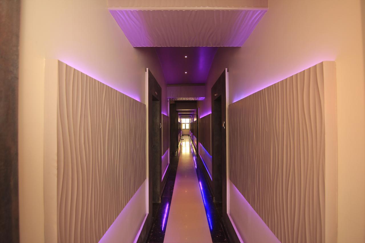 שירדי Hotel Sai Dharam Palace מראה חיצוני תמונה