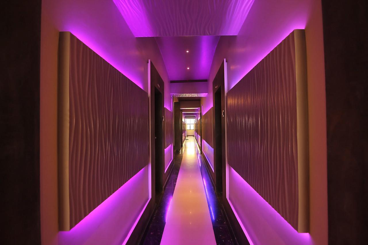שירדי Hotel Sai Dharam Palace מראה חיצוני תמונה