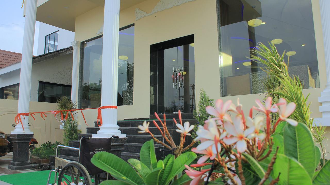 שירדי Hotel Sai Dharam Palace מראה חיצוני תמונה