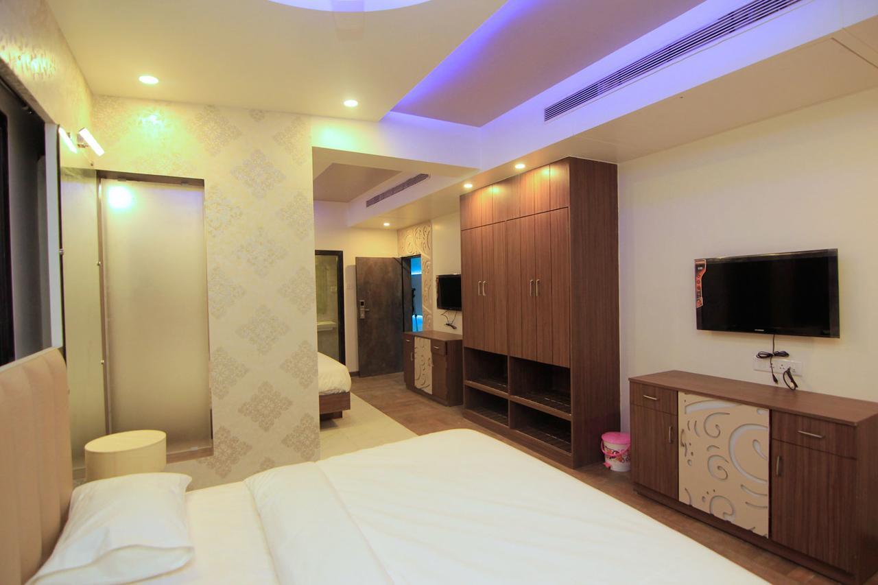 שירדי Hotel Sai Dharam Palace מראה חיצוני תמונה