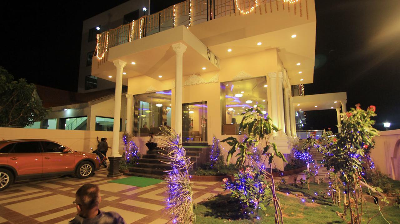 שירדי Hotel Sai Dharam Palace מראה חיצוני תמונה