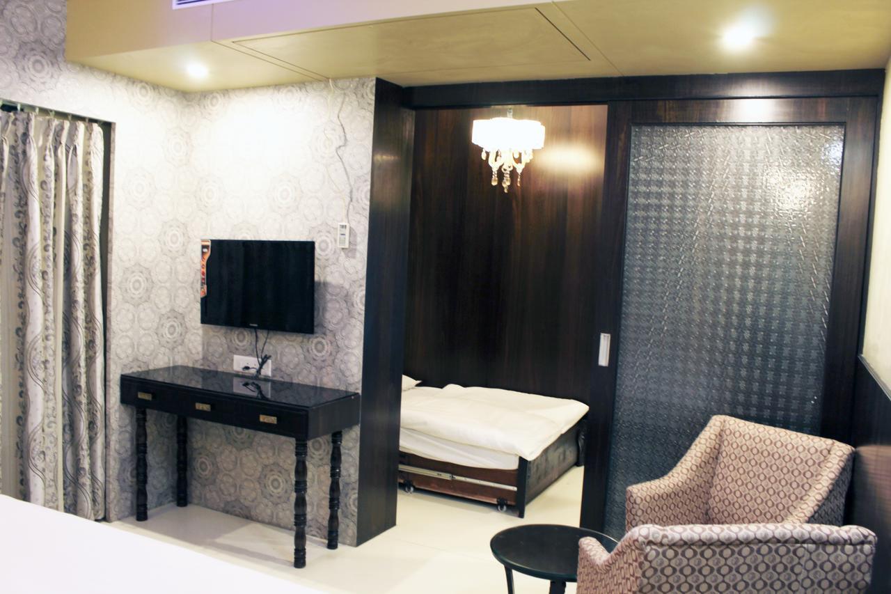 שירדי Hotel Sai Dharam Palace מראה חיצוני תמונה