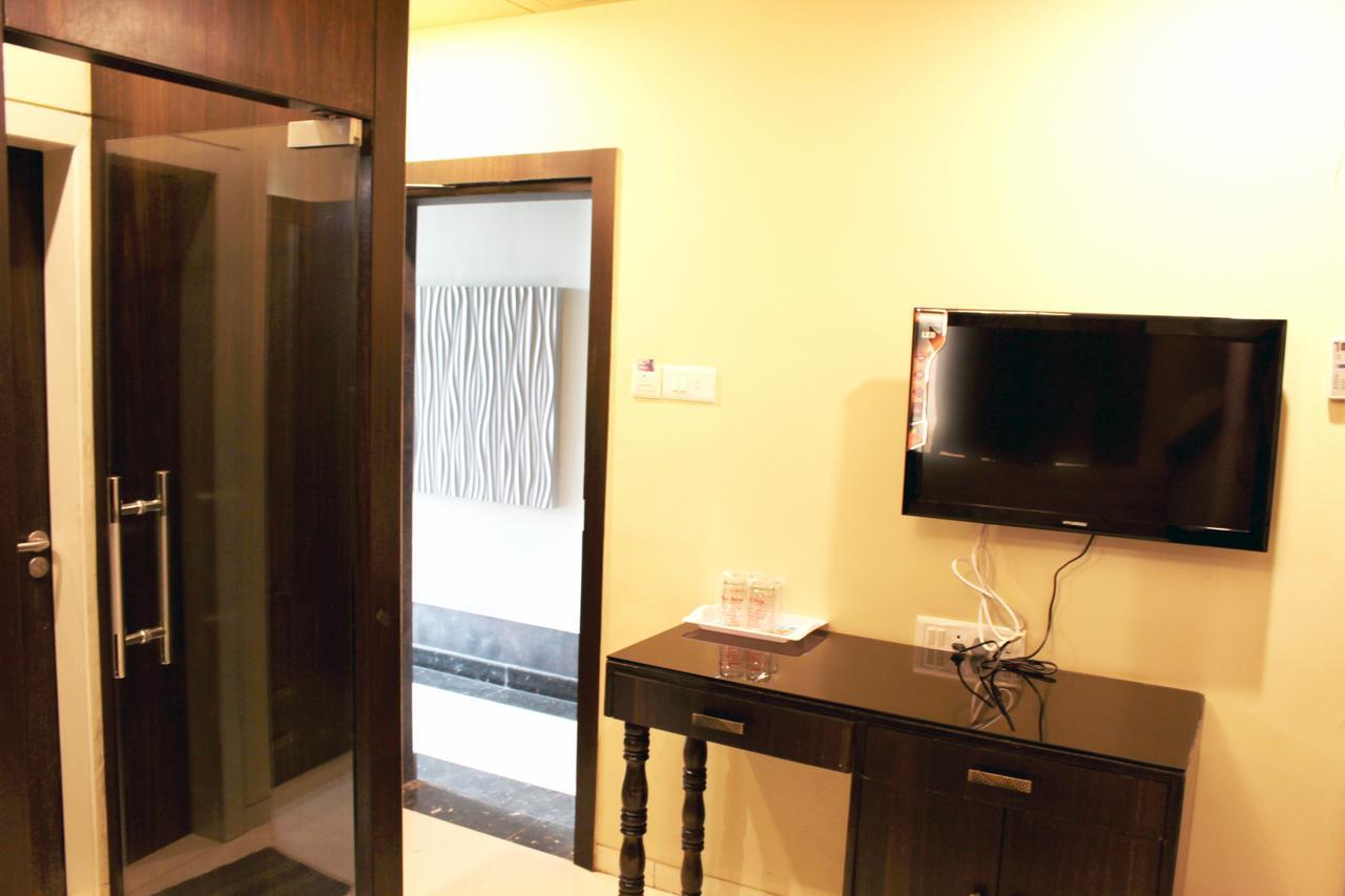 שירדי Hotel Sai Dharam Palace מראה חיצוני תמונה