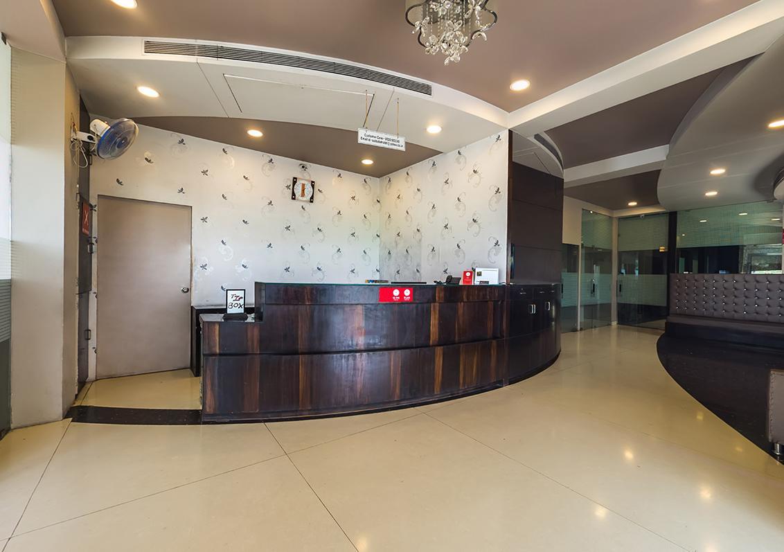 שירדי Hotel Sai Dharam Palace מראה חיצוני תמונה