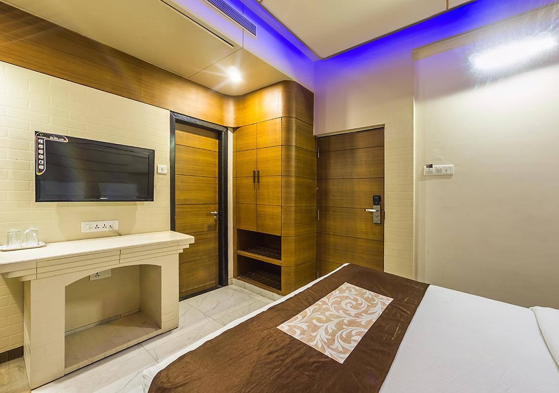 שירדי Hotel Sai Dharam Palace מראה חיצוני תמונה