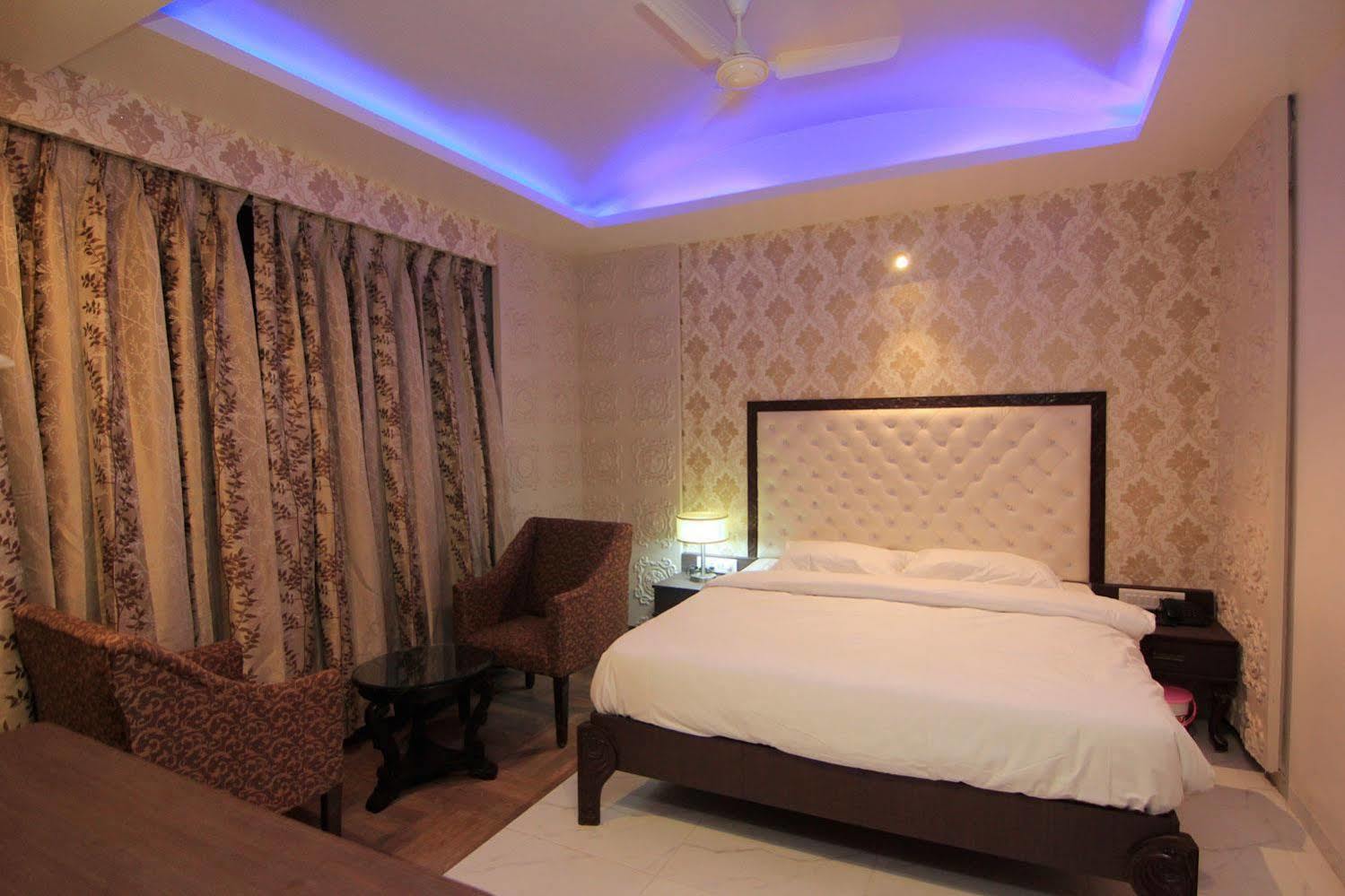 שירדי Hotel Sai Dharam Palace מראה חיצוני תמונה